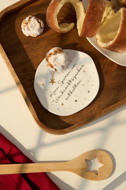Kleiner Teller „Kann Spuren von Weihnachtszauber enthalten …“ von Räder Design – Ø 14 cm