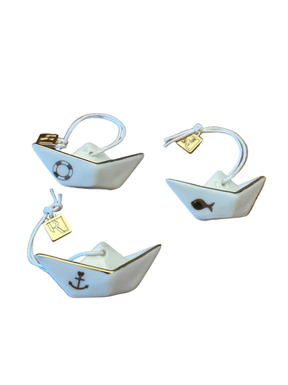 Kleiner Segelschiffanhänger aus Prozellan "Rettungsring/Fisch/Herzanker" von räder design