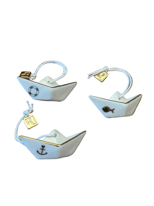 Kleiner Segelschiffanhänger aus Prozellan "Rettungsring/Fisch/Herzanker" von räder design