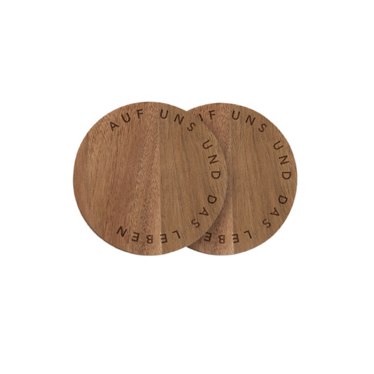 Untersetzer aus Holz 2er-Set mit Beschriftung "Auf uns und das Leben" von räder design Originelle Untersetzer