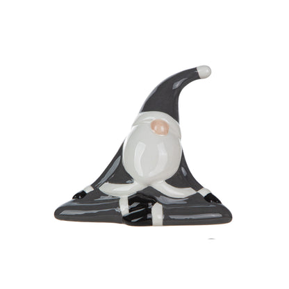 Yoga Santa „Grigio“ von Gilde – Keramik Weihnachtsfigur 11 cm