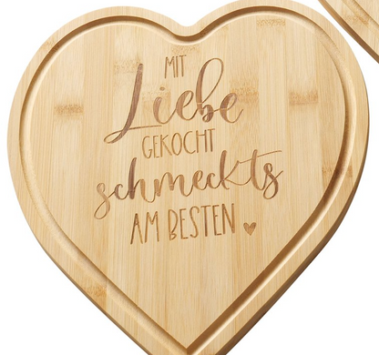 Schneidebrett aus Holz Herzform mit Spruch "Kochen mit Liebe" in zwei Varianten von Boltze