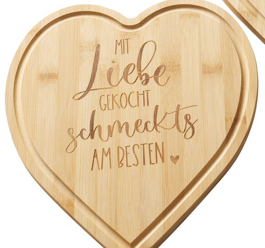 Schneidebrett aus Holz Herzform mit Spruch "Kochen mit Liebe" in zwei Varianten von Boltze