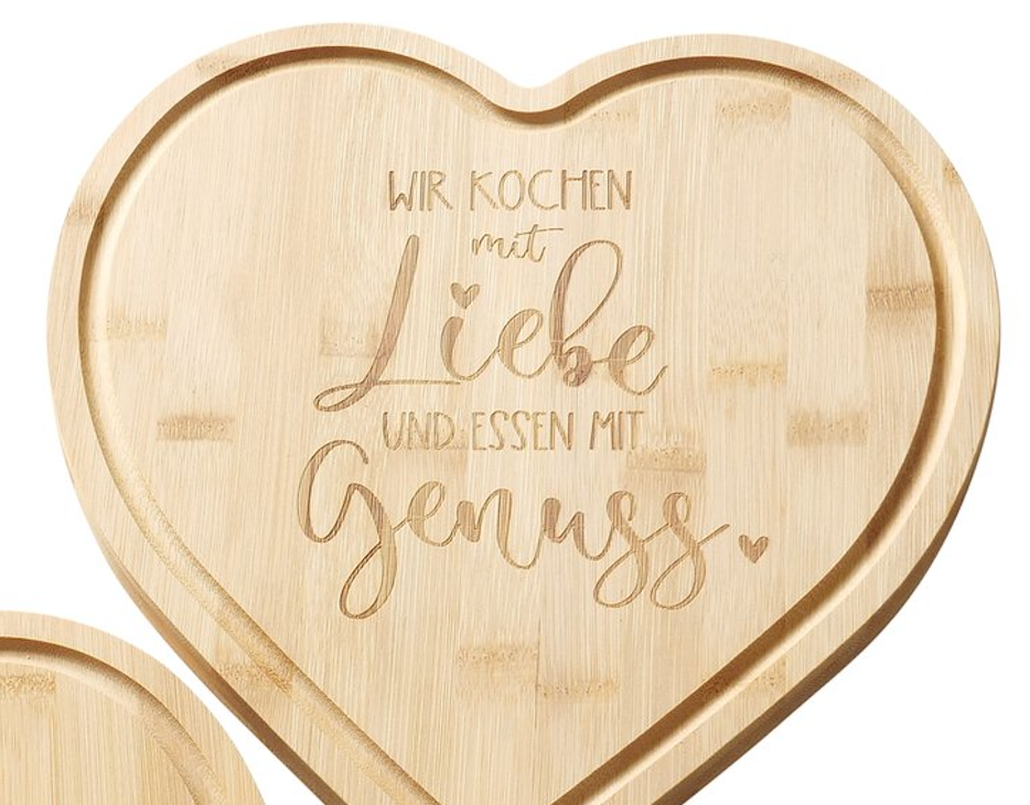 Schneidebrett aus Holz Herzform mit Spruch "Kochen mit Liebe" in zwei Varianten von Boltze