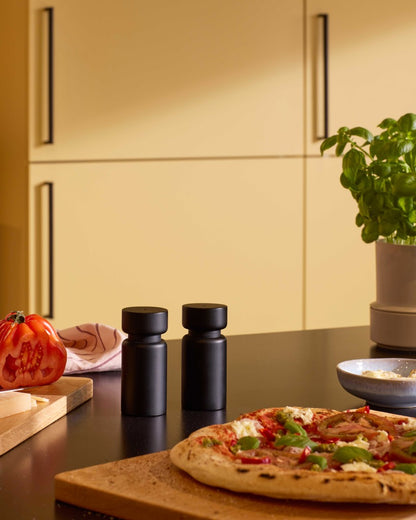 Helsinki Gewürzmühlen-2er-Set Black Schwarz 11cm FSC Buche für Salz, Pfeffer und getrocknete Gewürze von Crushgrind