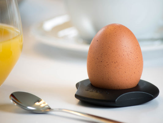 cregg in Schwarz -Die feine Art Eier zu öffnen - Eieröffner / Eierbecher / Serviettenhalter von Brainstream