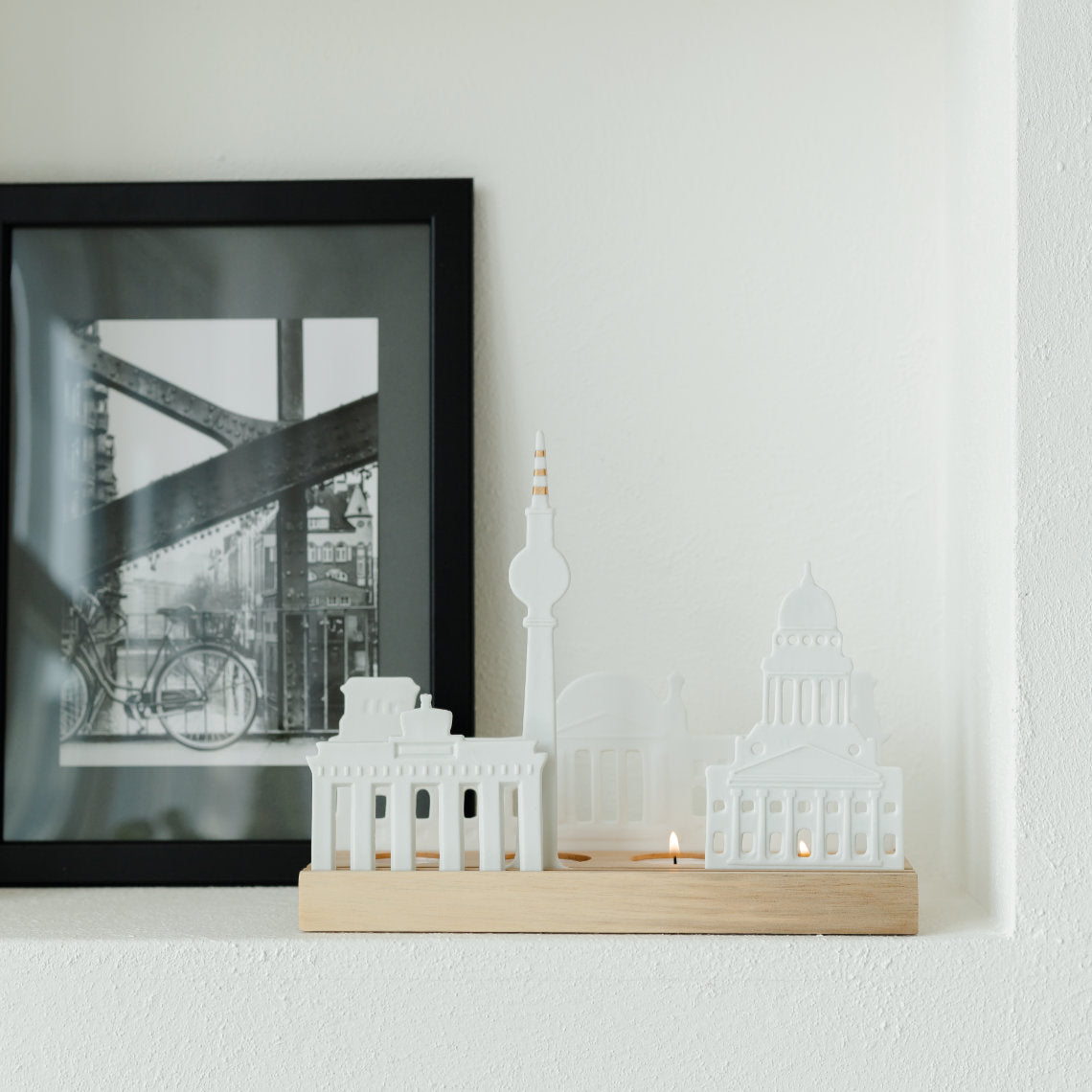 Teelichthalter aus Porzellan und Holz " Stadtsilhouette Berlin " von räder design