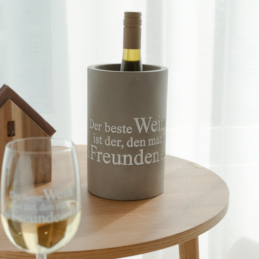 Weinkühler aus Beton "Der beste Wein ist der, den man mit Freunden trinkt" von räder