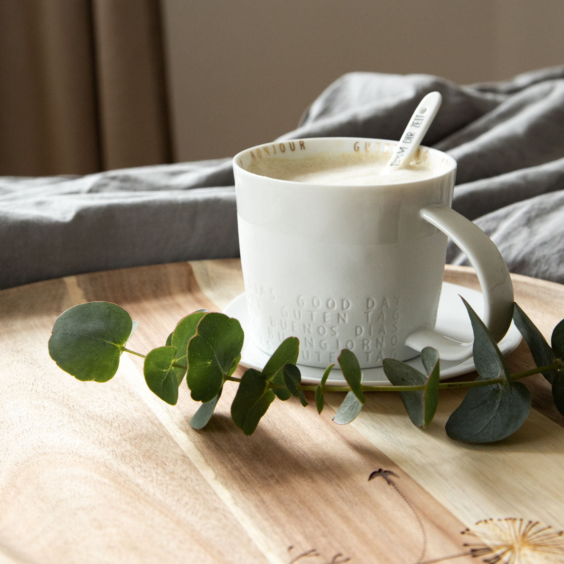 Tasse aus Porzellan " GUTEN TAG, BUONGIORNO " von räder design Exklusiv Frühstück