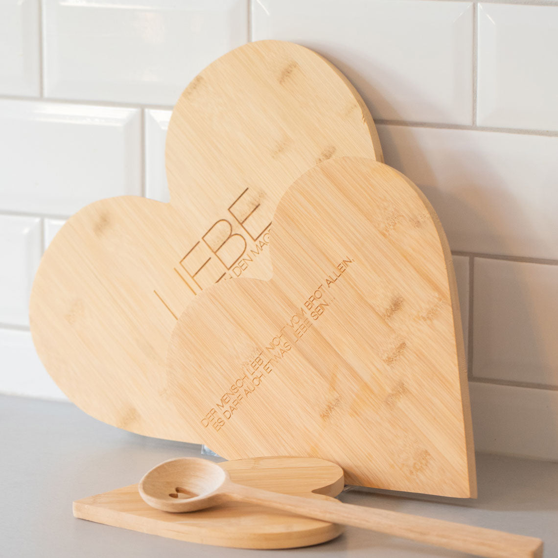 Schneidebrett (groß) aus Bambus Herzform "Liebe geht durch den Magen" von räder Love Geschenk Geschenkidee hochwertig