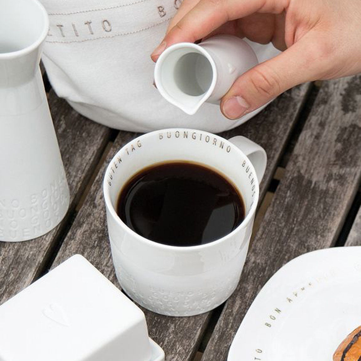 Holztablett mit Milchkännchen und Zuckerdose aus Porzellan von räder design  Modernes Frühstück mit Still