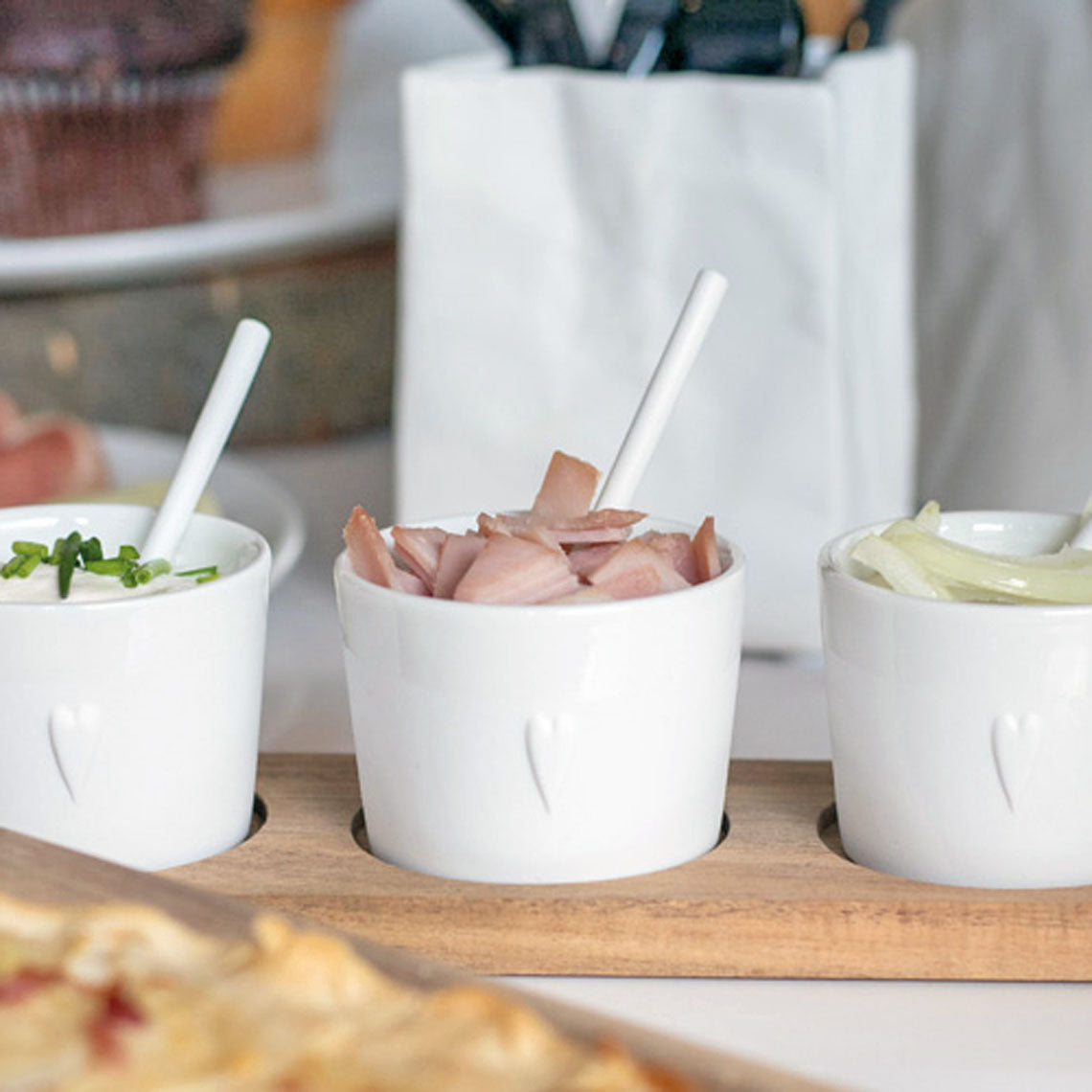 Holztablett mit drei Schälchen aus Porzellan von räder design - Snacktablett
