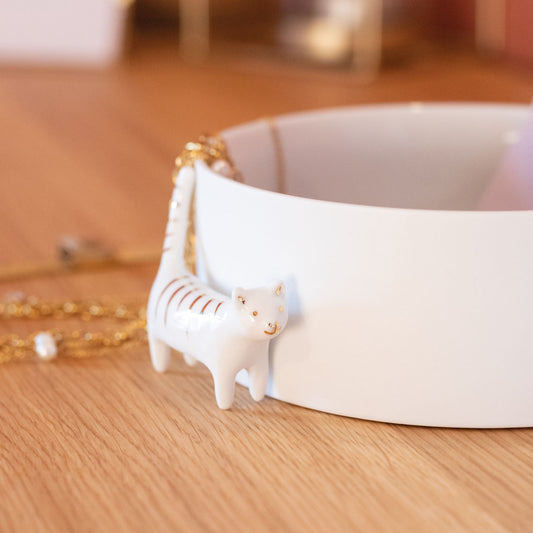 Schale aus Porzellan mit kleiner Porzellankatze und Goldakzent von räder design - Katzenfreunde